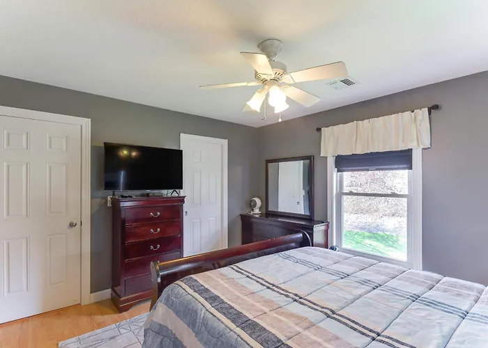 Holiday home W/ Private Yard & Fire Pit Table! *