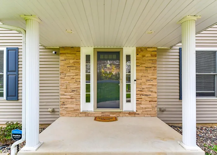 W/ Private Yard & Fire Pit Table!