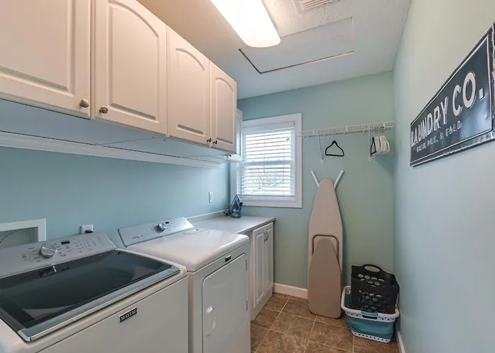 Holiday home W/ Private Yard & Fire Pit Table! *