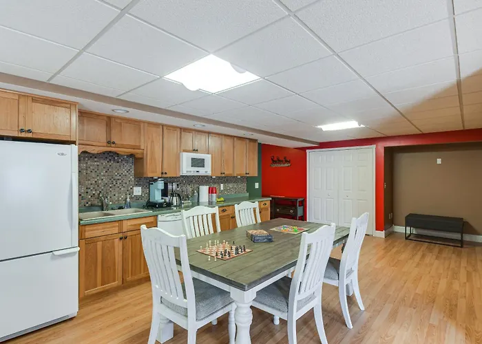 Holiday home W/ Private Yard & Fire Pit Table!