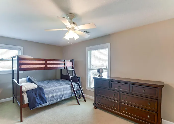 Holiday home W/ Private Yard & Fire Pit Table! *