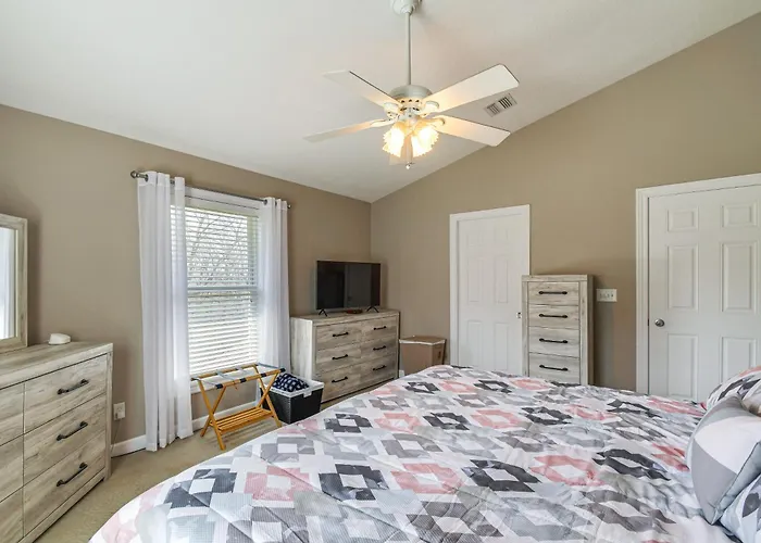 Holiday home W/ Private Yard & Fire Pit Table!
