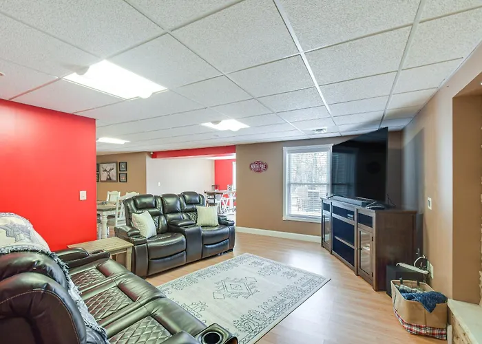 Holiday home W/ Private Yard & Fire Pit Table! *