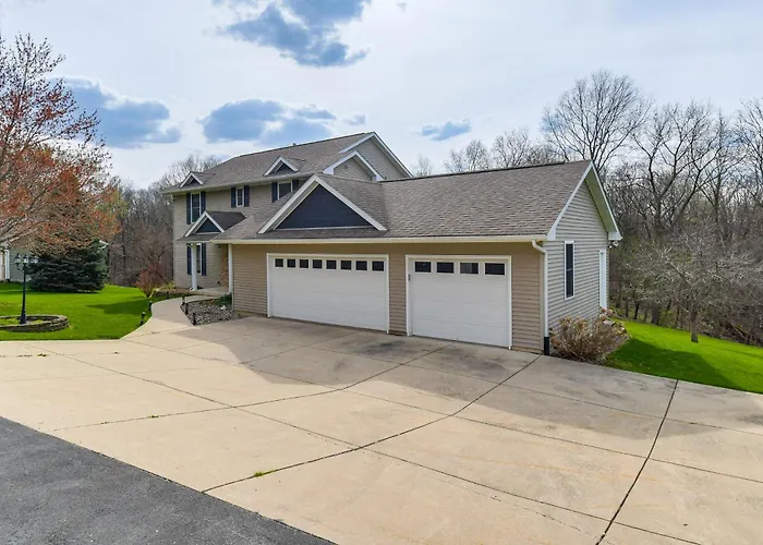W/ Private Yard & Fire Pit Table!