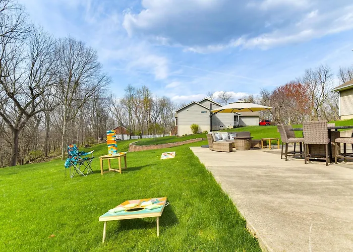 W/ Private Yard & Fire Pit Table!