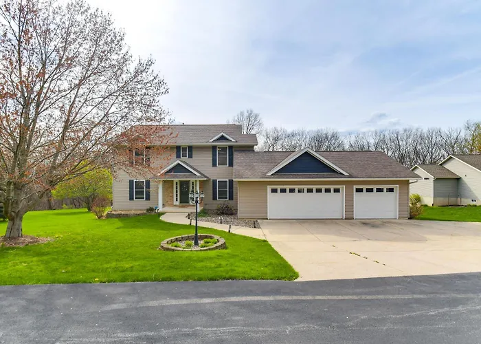 Holiday home W/ Private Yard & Fire Pit Table!