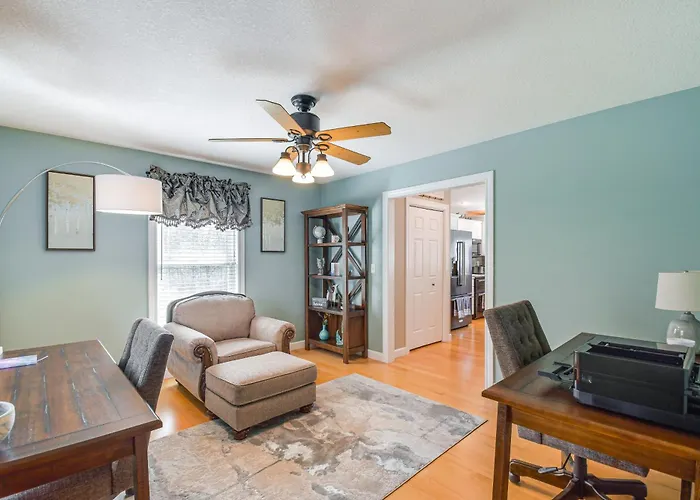 Holiday home W/ Private Yard & Fire Pit Table! *