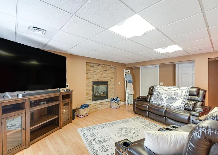 Holiday home W/ Private Yard & Fire Pit Table!