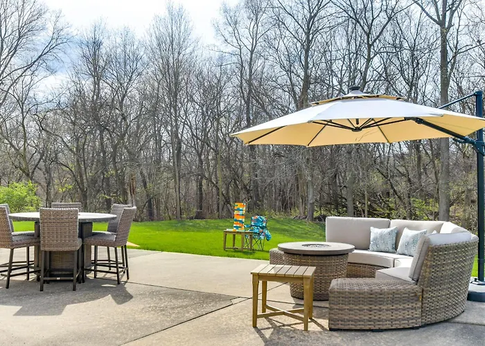 W/ Private Yard & Fire Pit Table!