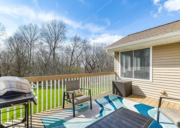 Holiday home W/ Private Yard & Fire Pit Table!