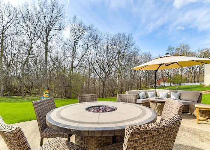 Holiday home W/ Private Yard & Fire Pit Table! Rock Island
